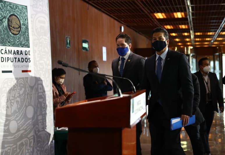 Cabeza de Vaca dijo que estaba conmovido y a la vez eternamente agradecido por su solidaridad y respaldo ante lo que calificó como una embestida del Gobierno federal.