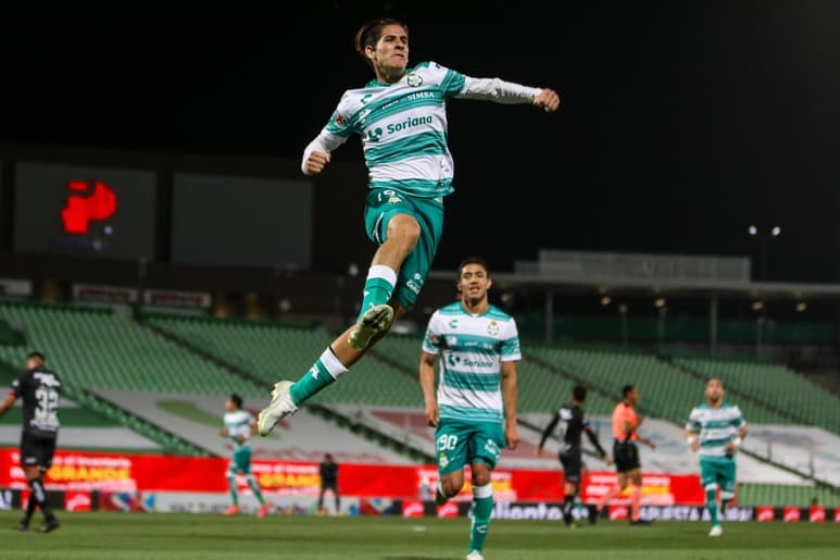 Con un buen remate de cabeza, Santiago Muñoz marcó el segundo tanto de los Guerreros. (CORTESIA SANTOS)