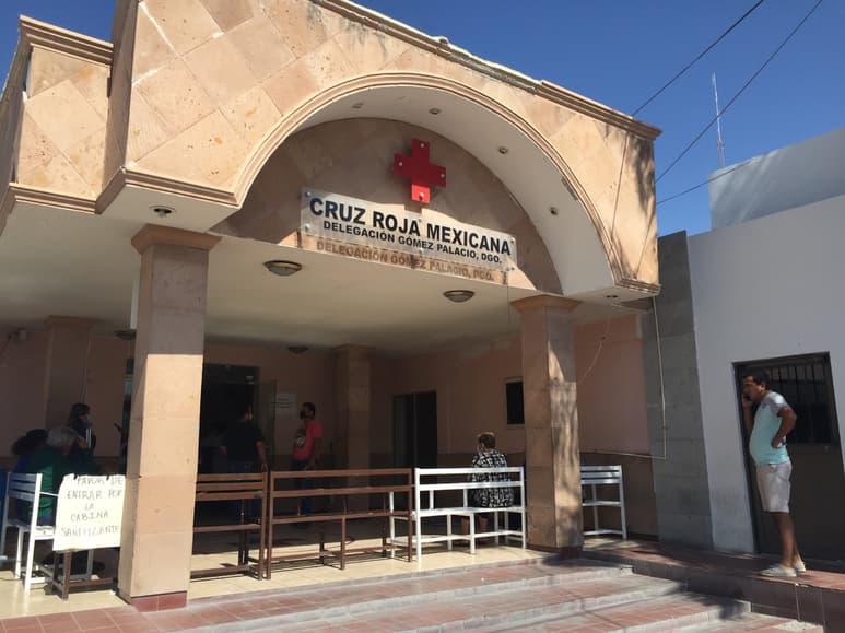 A bordo de un vehículo particular, Francisco fue trasladado a las instalaciones de la Cruz Roja de Gómez Palacio. (EL SIGLO DE TORREÓN)