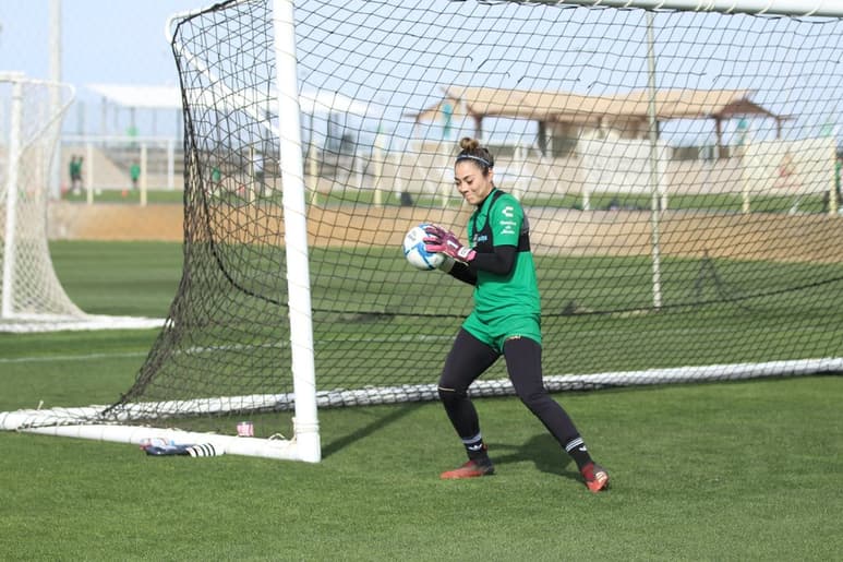 Wendy Toledo ya entrenó días atrás, pero será decisión del cuerpo técnico y médico, si es que juega hoy. (SANTOS)