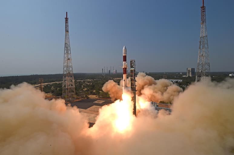 La India lanzó con éxito el Amazonía 1, el primer satélite de vigilancia de la tierra totalmente diseñado, fabricado y operado por Brasil, como parte de la estrecha colaboración espacial entre los dos países. (ARCHIVO)