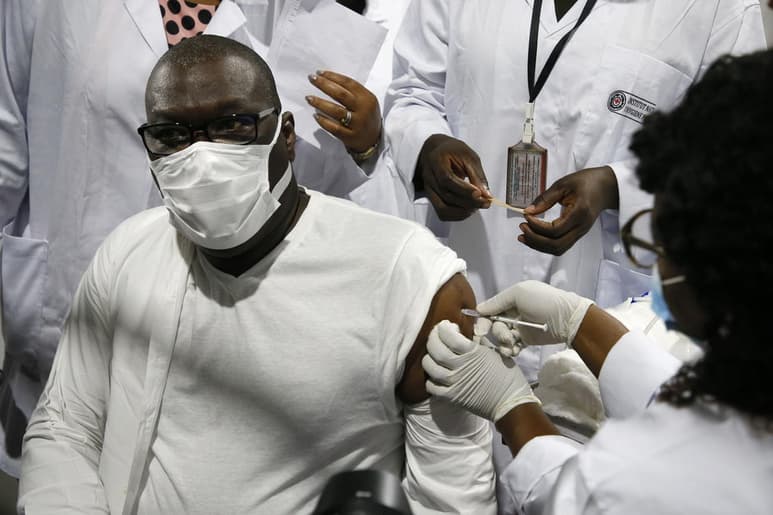 El director general de la Organización Mundial de la Salud (OMS), Tedros Adhanom Ghebreyesus, adelantó hoy que 237 millones de dosis de vacunas anticovid serán enviadas a 142 países hasta finales de mayo, como parte del programa COVAX para garantizar una distribución equitativa de la inmunización. (ARCHIVO) 