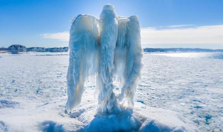 La figura del ángel hecha de hielo fue captada por las cámaras de Timeless Aerial Photography (ESPECIAL)