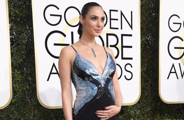 Con la llegada de la primavera también se aproximan las buenas nuevas, al menos así ha pasado en el caso de la actriz Gal Gadot, pues esta mañana ha dado a conocer que por tercera vez está embarazada.
(ESPECIAL)