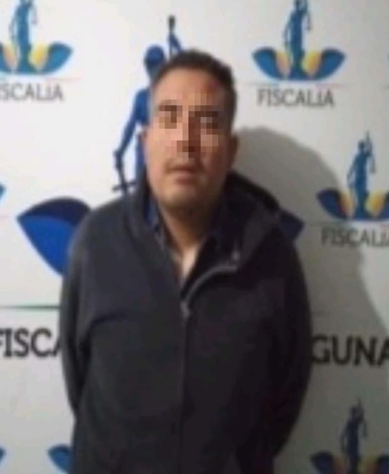 La joven se percató de que Jorge Armando 'NN', de 38 años de edad, expareja de su hermana era quien intentaba abrir la puerta por la fuerza, por lo que ambas tomaron las llaves de sus autos y de la casa, para después marcar a la línea de emergencias 911, momento en que Jorge Armando ingresó y las despojó de las llaves del domicilio.