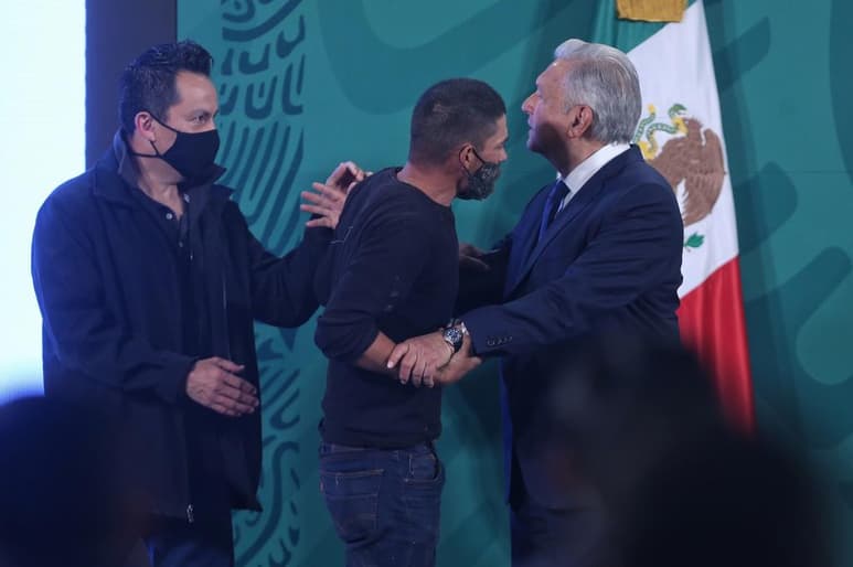 El titular del Ejecutivo federal aceptó que se corren riesgos, pero manifestó que no es posible 'vivir encerrado' pues eso 'no es vida'. (EL UNIVERSAL)
