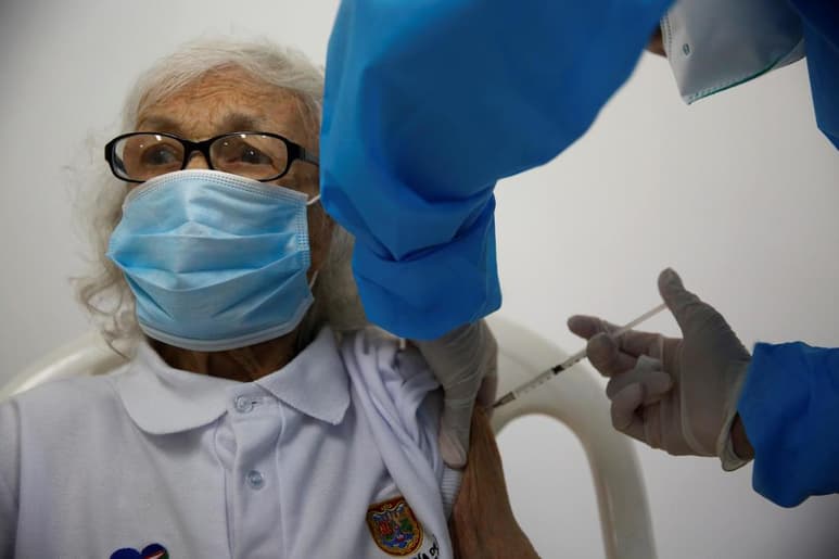 Un lote de 117,000 vacunas de Pfizer, que forman parte del Fondo de Acceso Global para Vacunas contra la COVID-19 (Covax), llegó este lunes a Colombia, el primer país de América en recibir dosis a través de este mecanismo. (ARCHIVO)