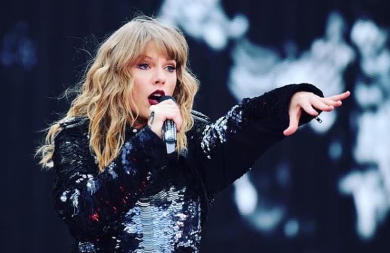 Taylor Swift recriminó este lunes a la plataforma Netflix por un chiste sobre su pasado amoroso pronunciado en la serie 'Ginny & Georgia', que calificó de 'sexista'. (ESPECIAL)