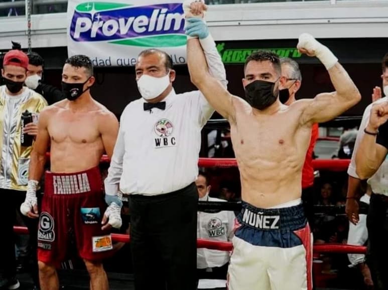 El temible noqueador sinaloense Eduardo 'Sugar' Núñez continúa intratable en el profesionalismo y conquistó un nuevo triunfo en el Kochul Gym de su natal Los Mochis, al noquear al jalisciense Guillermo 'Borrego' Ávila. (ESPECIAL)