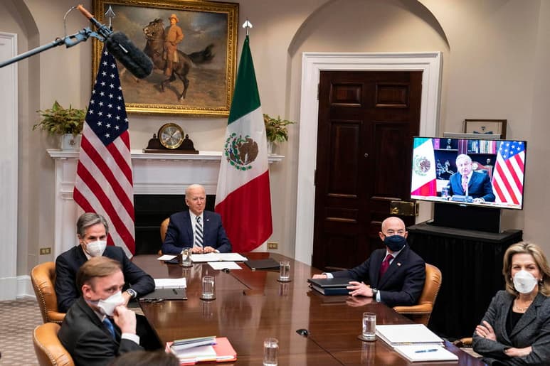 El presidente de Estados Unidos, Joe Biden, dijo este lunes que tratará a México como un 'igual' porque ambos países son 'más fuertes' cuando trabajan juntos, al reunirse de forma virtual con el mandatario mexicano, Andrés Manuel López Obrador. (EFE)