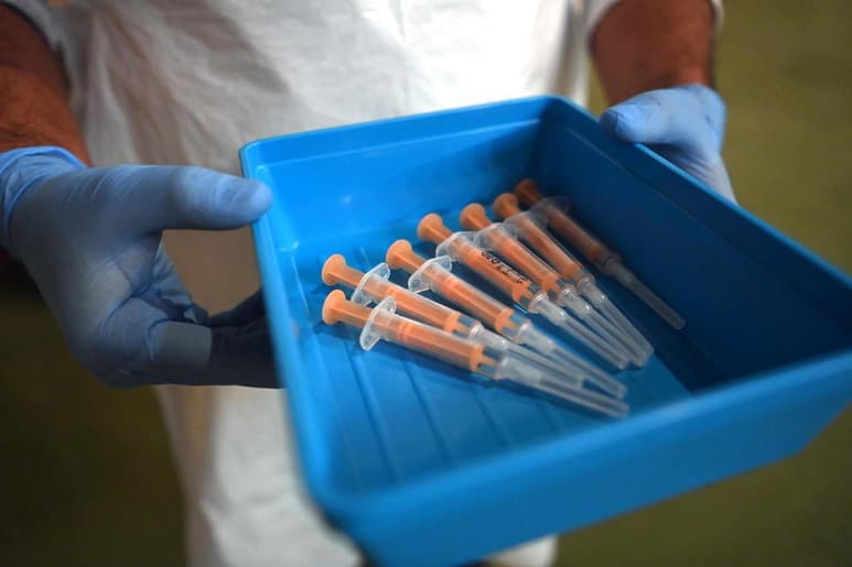 La filial farmacéutica de Johnson & Johson, Janssen, prepara ensayos de su vacuna contra la COVID-19 en menores, incluidos bebés recién nacidos, embarazadas y personas inmunodeprimidas, un ambicioso intento de conocer la respuesta a su suero de segmentos no representados en anteriores pruebas. (ARCHIVO)