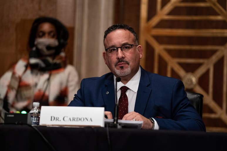 El Senado de Estados Unidos confirmó este lunes al latino Miguel Cardona como nuevo secretario de Educación del Gobierno de Joe Biden. (ARCHIVO)