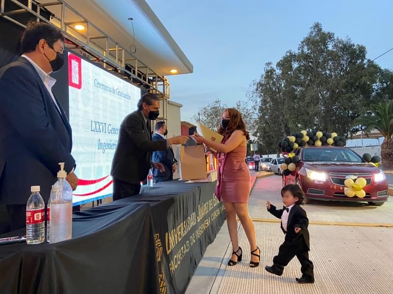 La entrega de las cartas de pasante se llevaron a cabo atendiendo las medidas sanitarias para prevenir contagios.
