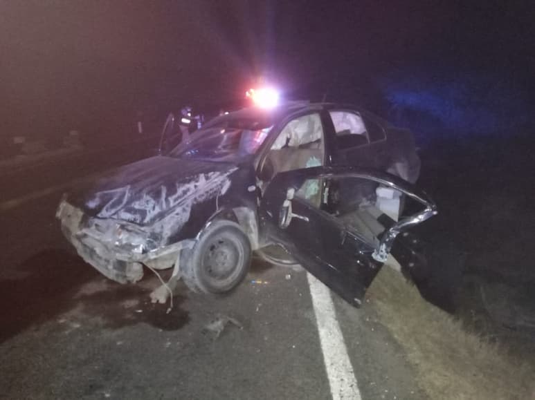 Autoridades ubicaron el auto destrozado y a un costado el cuerpo sin vida de Leonardo, de 23 años de edad. (EL SIGLO DE TORREÓN)