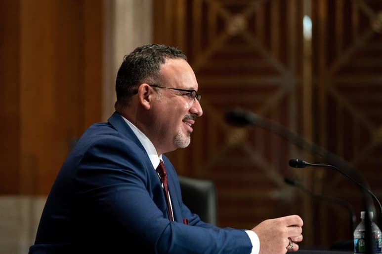 Cardona, que se desempeñaba como comisionado de Connecticut, fue confirmado. (EFE)