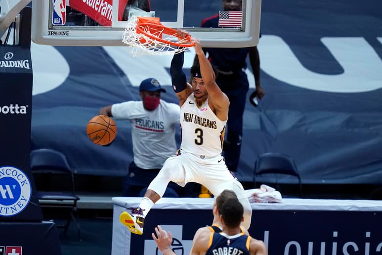 Josh Hart, de los Pelícanos, clava el balón durante el juego de ayer. (AP)
