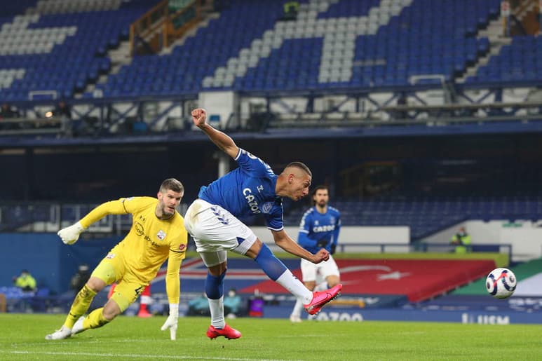 Richarlison dispara para marcar el único tanto del partido, en la victoria del Everton sobre Southampton. (EFE)
