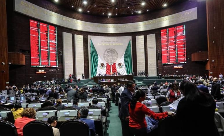 Con 23 votos en favor y 20 en contra, las tres comisiones unidas de Energía; Medio Ambiente, Recursos Naturales y Cambio Climático, y la de Estudios Legislativos Segunda, avalaron esta madrugada sin cambios el dictamen que la Cámara de Diputados aprobó hace una semana.
(ARCHIVO)