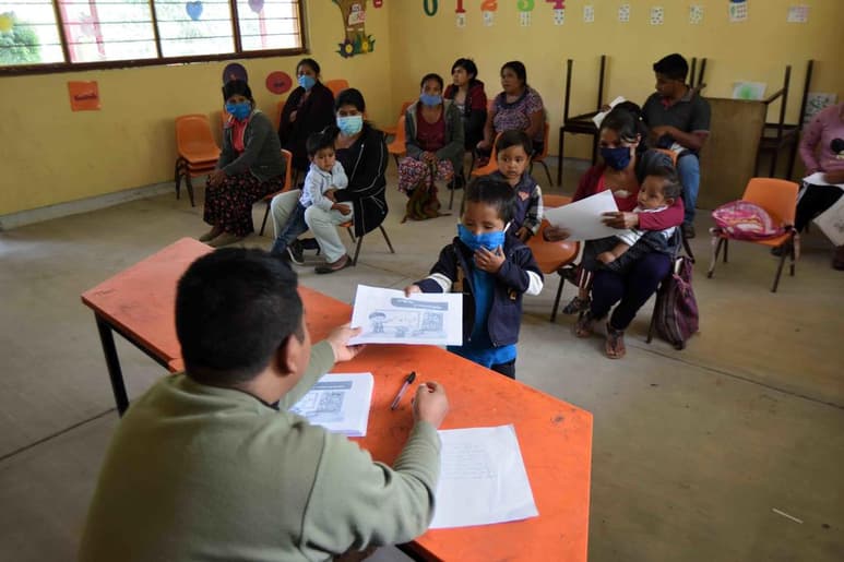 Desde el gobierno federal se invita a que estas actividades se retomen hasta que los docentes y adultos mayores estén vacunados contra el COVID-19. (ARCHIVO)