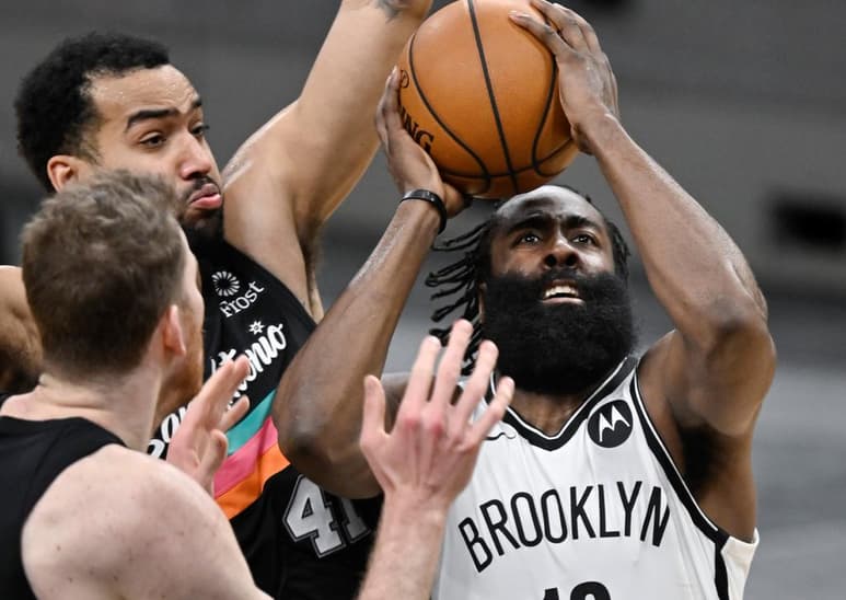 James Harden metió 30 puntos, bajó 14 rebotes y repartió 15 asistencias, en la victoria de los Nets 124-113 sobre los Spurs. (AP)