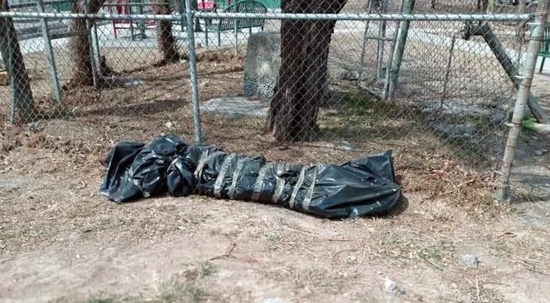 La bolsa se encontraba atada y fue abandonada en las inmediaciones de una plaza en Monterrey (ESPECIAL)