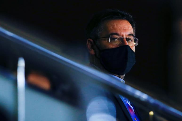 El expresidente del Barcelona Josep Maria Bartomeu fue puesto en libertad provisional el martes tras comparecer ante una magistrada al cabo de una noche en la cárcel dentro de una investigación por presuntas irregularidades durante su gestión. (ARCHIVO)