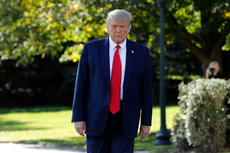 Una compañía vinculada al expresidente de EUA Donald Trump puso a la venta una casa en Palm Beach (Florida) adyacente al club Mar-a-Lago, donde él reside, por 49 millones de dólares, más del doble de lo que pagó en 2018 por ser su dueño, informaron medios locales. (ARCHIVO)