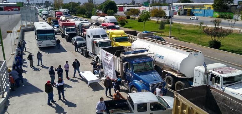 César Quiñones Loredo, subdelegado en la Comarca Lagunera de Coahuila y Durango de la Alianza Mexicana de Organización de Transportistas A C. (Amotac) informó que acudieron alrededor de 300 transportistas a esta protesta.
(EL SIGLO DE TORREÓN)
