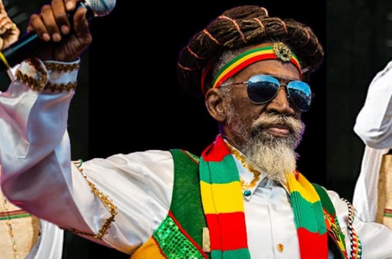 El legendario cantante jamaiquino de reggae Bunny Wailer, uno de los fundadores del icónico grupo The Wailers con Bob Marley, falleció este martes en un hospital de Kingston, Jamaica, a sus 73 años. (ESPECIAL)