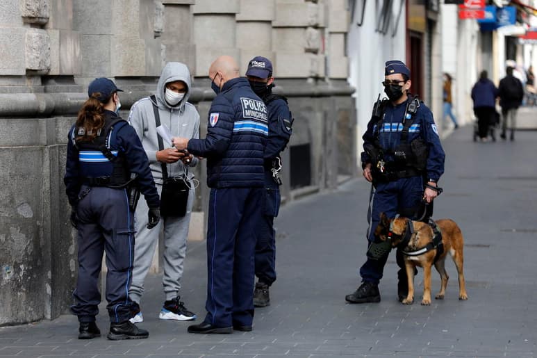 Francia registró en el último día 301 muertes en hospitales por el coronavirus, a las que se añade el nuevo recuento de 117 decesos en geriátricos desde el viernes, hasta sumar 87,251 fallecidos durante la pandemia. (ARCHIVO)