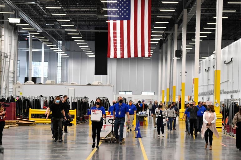 La Casa Blanca echará mano de una ley pensada para tiempos de guerra con el objetivo de garantizar la producción en masa de vacunas contra la COVID-19, y este martes anunció que dos rivales, Merck y Johnson & Johnson, colaborarán para producir millones de dosis del primer suero que requiere de una sola inyección aprobado en Estados Unidos. (ARCHIVO)