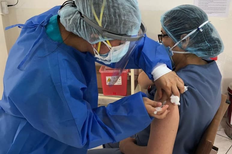 Perú recibirá este miércoles las primeras 50,000 vacunas contra el coronavirus desarrolladas por la farmacéutica estadounidense Pfizer, unas dosis que se sumarán al millón de Sinopharm que ya se están aplicando al personal sanitario del país, anunció este martes el presidente Francisco Sagasti. (ARCHIVO)