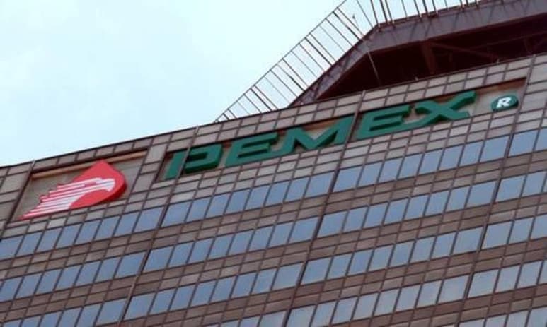 “Lo anterior obedece a la optimización en la contratación de servicios de calificación de valores adoptada por Petróleos Mexicanos para hacer frente al complejo contexto económico actual”, dio a conocer en el documento. (ARCHIVO)