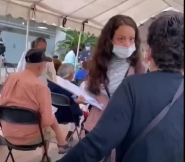 Este martes surgió una nueva 'lady' en redes sociales, se trata de 'Lady Prole', una joven voluntaria de Puerto Vallarta, Jalisco, quien le negó la vacuna a un par de adultos mayores que se presentaron en la clínica 179 del IMSS. (Twitter)