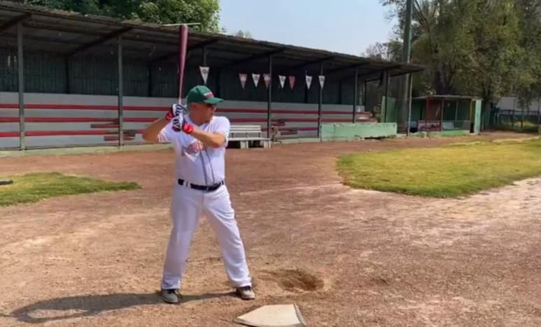 El presidente Andrés Manuel López Obrador 'se escapó' de sus actividades en Palacio Nacional para -dijo- tomar un rato el sol y practicar su deporte favorito: el béisbol. 'Me escapé un rato a tomar el sol y a practicar béisbol', señaló el titular del Ejecutivo por medio Twitter. (ESPECIAL)