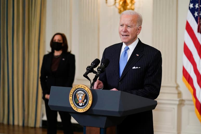 El presidente estadounidense, Joe Biden, prometió este martes que Estados Unidos dispondrá de suficientes vacunas contra la COVID-19 para todos los adultos del país antes de finales de mayo, dos meses antes de la lo que se calculaba hasta ahora.
(ESPECIAL)