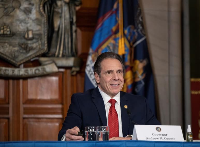 El legislativo del estado de Nueva York limitó este martes el uso de poderes de emergencia por la pandemia del gobernador, Andrew Cuomo, en plenos escándalos en torno al político neoyorquino por su comportamiento con mujeres y su gestión de la crisis sanitaria en geriátricos.