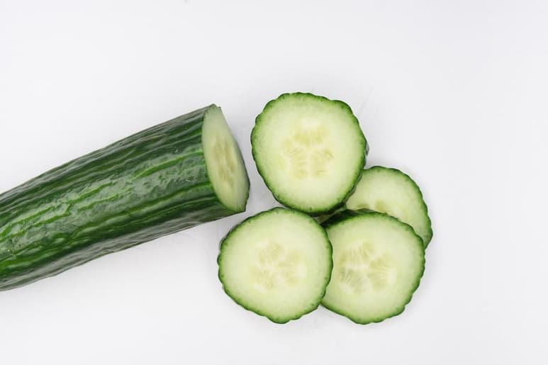 Los pepinos van bien con una ensalada, en los sándwiches o incluso en una bebida, solo o acompañado por alguna otra fruta o verdura, ya que agregar este alimento a la dieta cotidiana no resulta difícil; pero además hacerlo podría traer numerosos beneficios a la salud, la piel e incluso ayudar a la pérdida de peso. (Especial)