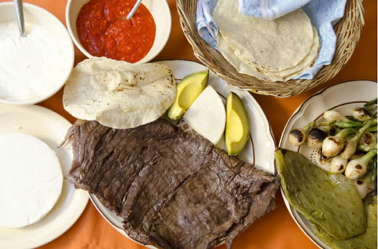 El comal empieza a hacer su magia, la carne suena y abre el apetito de todos los que pasen a su alrededor. El humo lleva la fragancia de esta carne seca por todo el lugar anunciando la hora de la comida. (Especial)