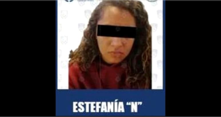 La Fiscalía General de Justicia (FGJ-CDMX) logró que un juez vinculara a proceso a Estefanía 'N', alias 'La China' hija de Felipe de Jesús Pérez Luna alias 'El Ojos', extinto fundador del denominado Cártel de Tláhuac, por su probable participación en los delitos contra la salud, en su modalidad de narcomenudeo, y cohecho; se le impuso la medida cautelar de prisión preventiva justificada y se fijó un mes para cierre de investigación complementaria. (ESPECIAL)