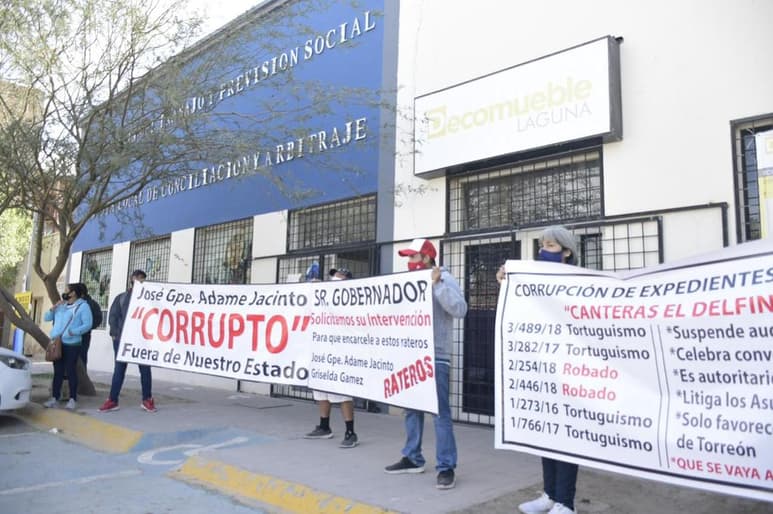 Los extrabajadores de Canteras El Delfín portaron una manta donde exigen la salida de Javier Adame y Griselda Gámez.