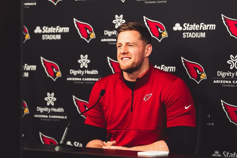 J.J. Watt fue presentado ayer por los Cardenales. (CORTESÍA)