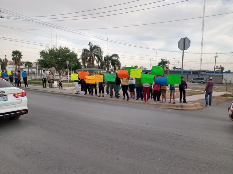 El grupo de inconformes que se manifestaban expresaban en sus cartulinas una serie de inconformidades presuntamente cometidas por elementos. (EL SIGLO DE TORREÓN)