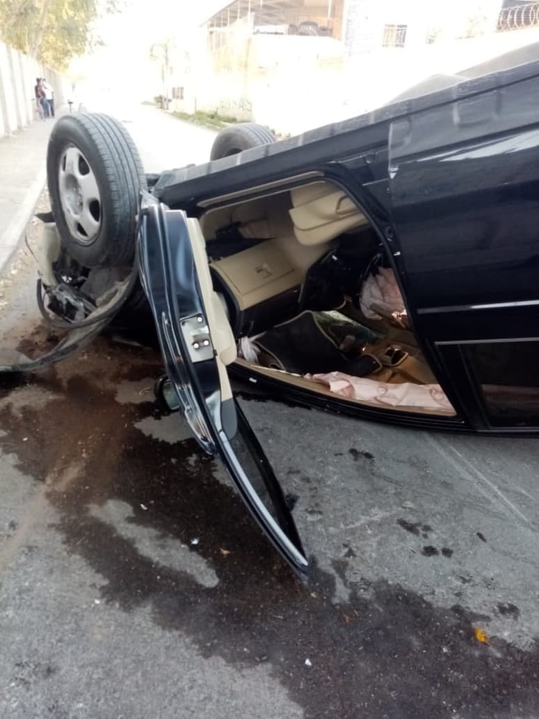 Paramédicos de la Cruz Roja arribaron al lugar para atender a la conductora. (EL SIGLO DE TORREÓN)