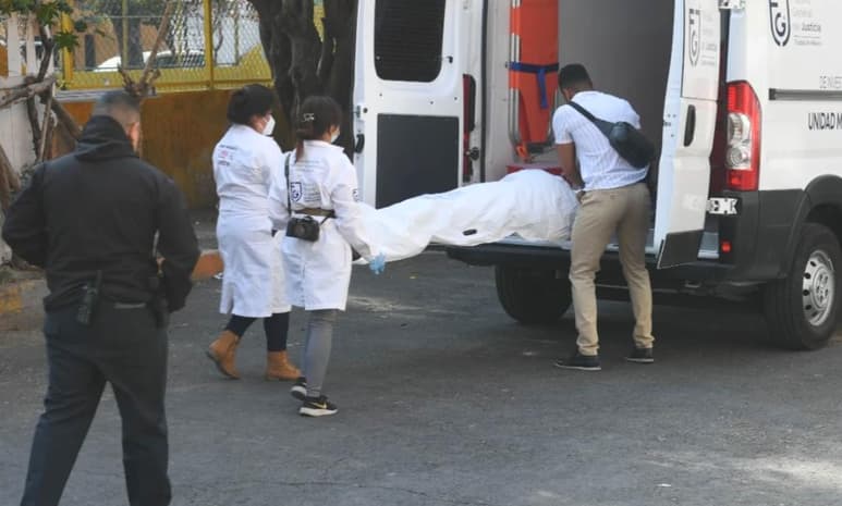 Era un bulto, envuelto en bolsas de plástico y en el que yacía el cadáver de una mujer de unos 25 años. Ella tenía la cabeza cubierta con una bolsa y los brazos atados.
(EL UNIVERSAL)