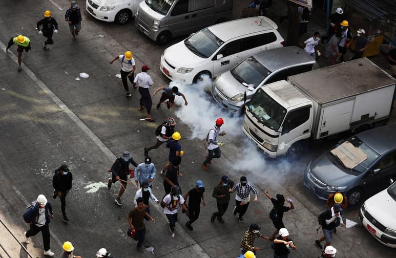 La Unión Europea (UE) condenó este miércoles la 'continua represión' de las fuerzas de seguridad birmanas, tras una jornada que acabó con la muerte de al menos 10 manifestantes -incluidos dos menores-, en las protestas que se repiten diariamente contra la junta militar, tras el golpe de Estado del pasado 1 de febrero. (EFE)