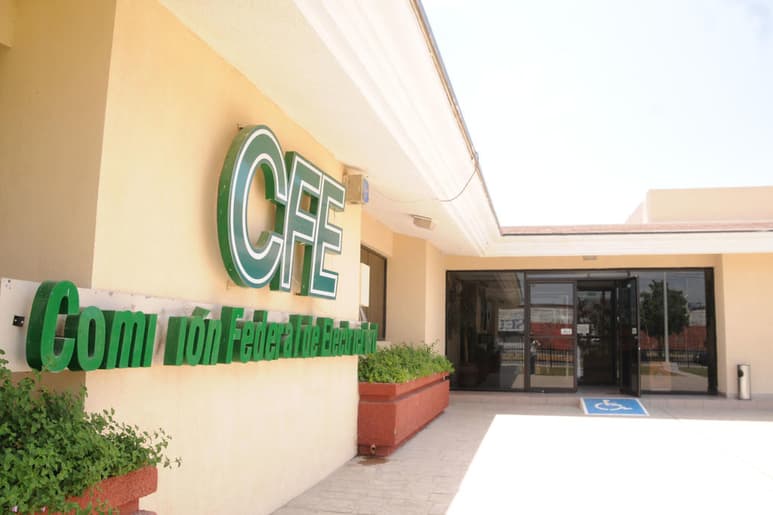 López Obrador informó que según un cálculo general, la CFE ha pagado alrededor de 300 mil millones de pesos de más por estos contratos que anunció se renegociarán. (ARCHIVO)