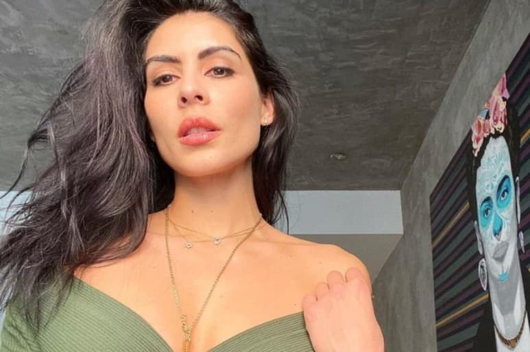 La cantante mexicana lució su figura con ropa interior desde el marco de una puerta (@SARGENTOLEON) 