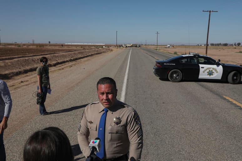 Apenas a una milla del sitio en el que una camioneta con 25 personas chocó contra un tractocamión, matando a 13, hay un cementerio con ladrillos sin identificación donde se sepulta a migrantes que murieron cruzando la frontera desde México por el desierto californiano. (ARCHIVO)