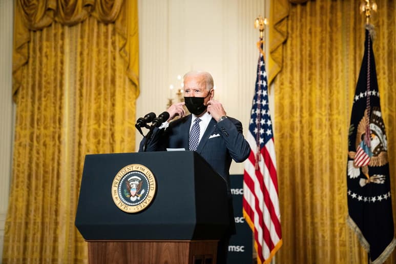 El presidente de Estados Unidos, Joe Biden, calificó este miércoles de 'gran error' la decisión de Texas y Mississippi de levantar las órdenes estatales de llevar tapabocas para protegerse de la COVID-19 y afirmó que lo último que el país necesita es este 'pensamiento neandertal'. (ARCHIVO)